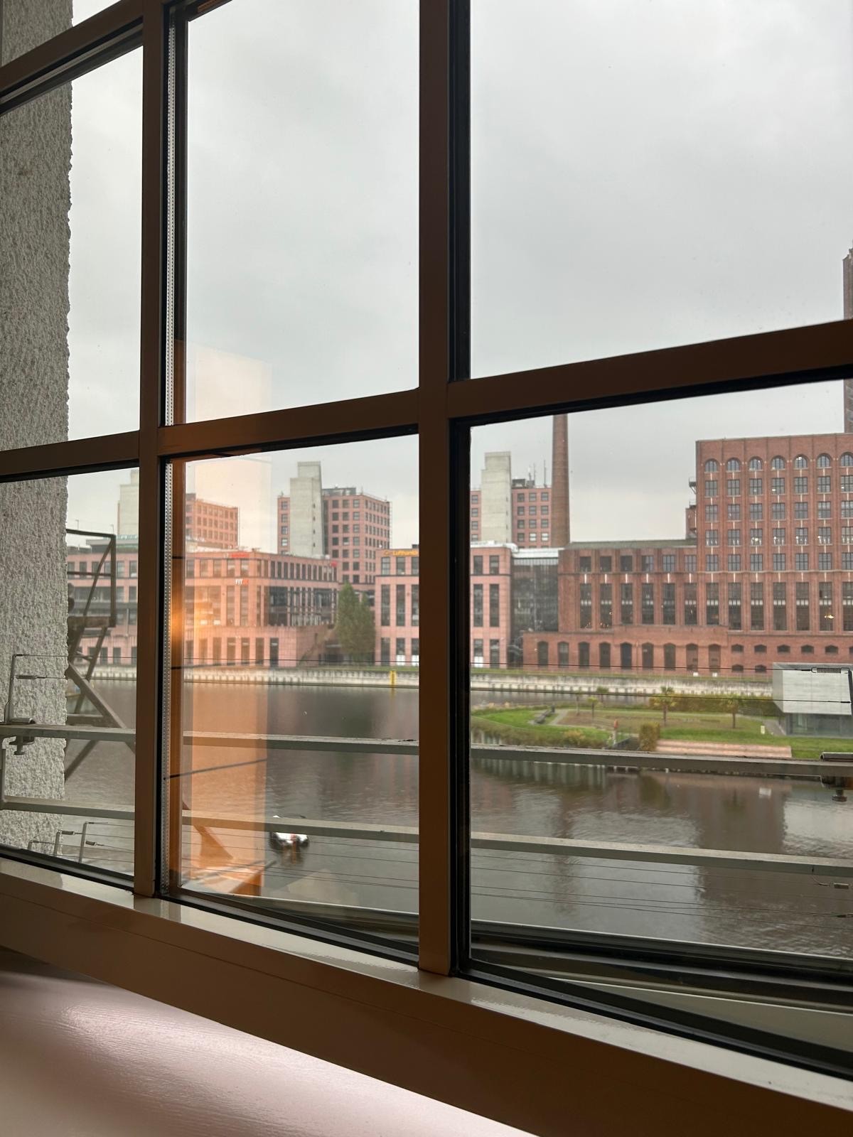 Blick aus der Praxis auf den Tempelhofer Hafen durch große Fenster